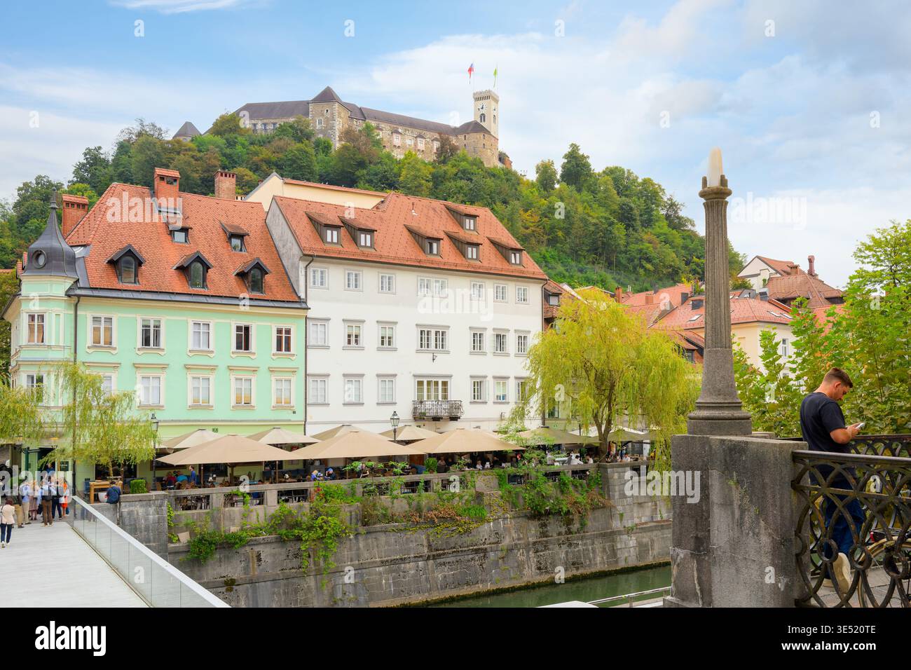 Die Burg Ljubljana, eine mittelalterliche Festung auf dem Schlosshügel, befindet sich oberhalb des Ufers des Flusses Ljubljanica in Ljubljana Slowenien. Stockfoto