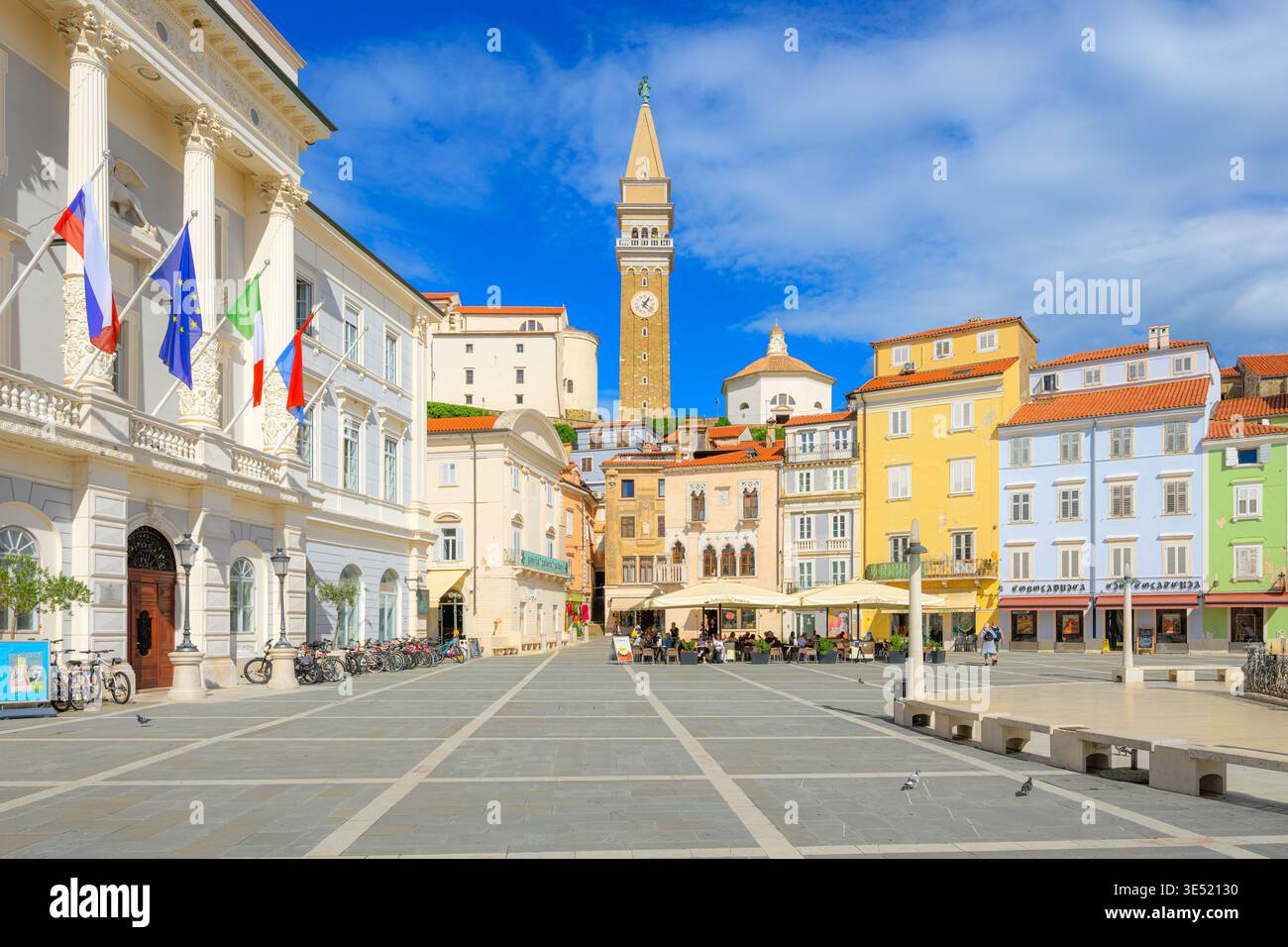 Straßencafés und Geschäfte säumen den malerischen Tartini-Platz, oder Tartinijev Trg, in der Küstenstadt Piran, Slowenien, auf der Istrien-Halbinsel. Stockfoto