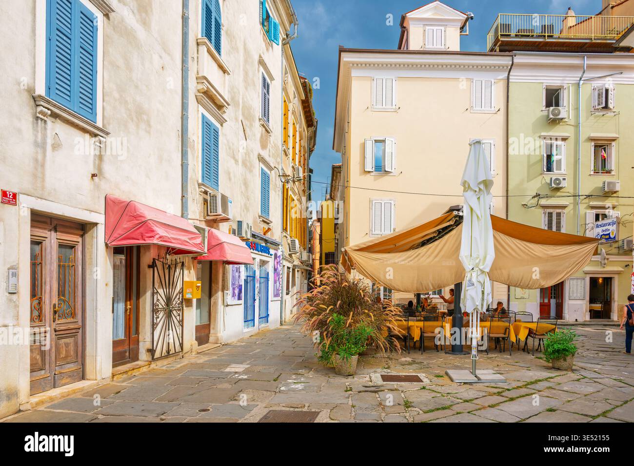 Ein Straßencafé auf einem kleinen Platz im malerischen Altstadtviertel der Küstenstadt Piran, Slowenien, in der Region Istrien entlang der Adria Stockfoto