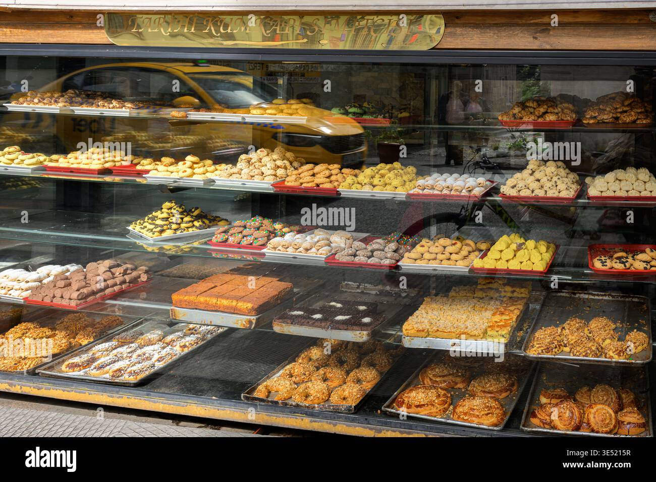 Fensterauslage eines Pastanesi, eines türkischen Konditoreibetriebs mit Keksen, Gebäck, Kuchen und anderen süßen und herzhaften Delikatessen in Istanbul, Türkei. Stockfoto
