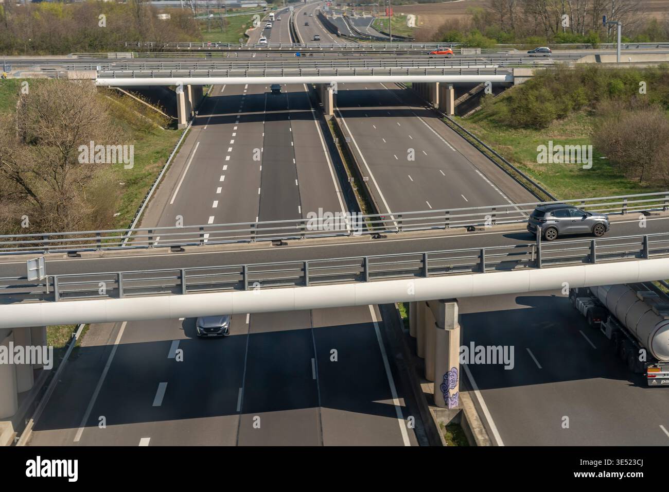 Romanèche-Thorins, Frankreich - 03 19 2026: Blick auf ein Straßennetz mit Lastwagen und Autos, die am sonnigen Frühlingsblauen Himmel fahren Stockfoto