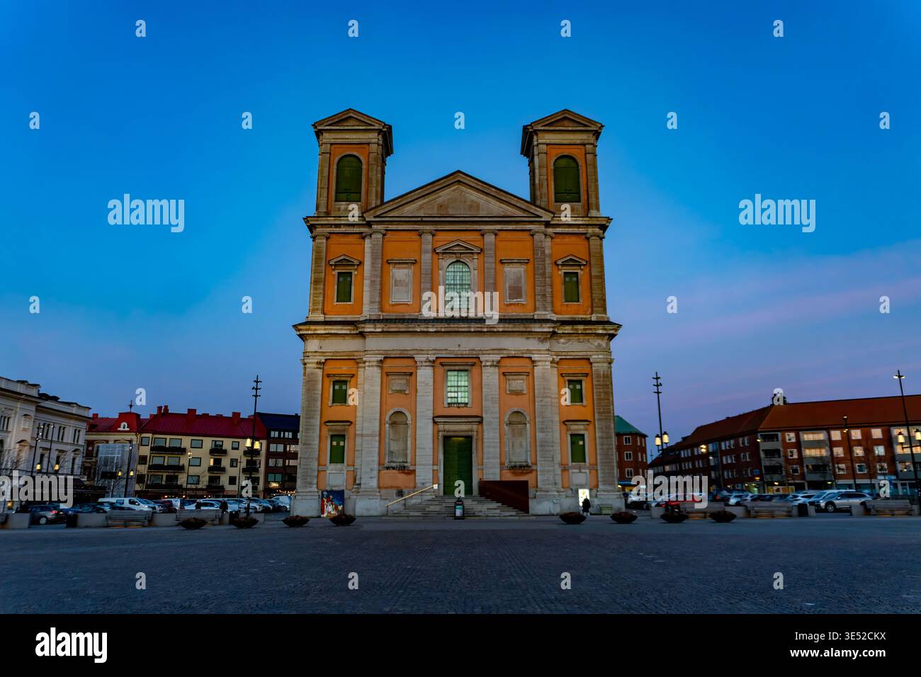 Barocke Pracht: Die Twin Towers von Fredrikskyrkan bei Dämmerung in Stortorget, Karlskrona Stockfoto