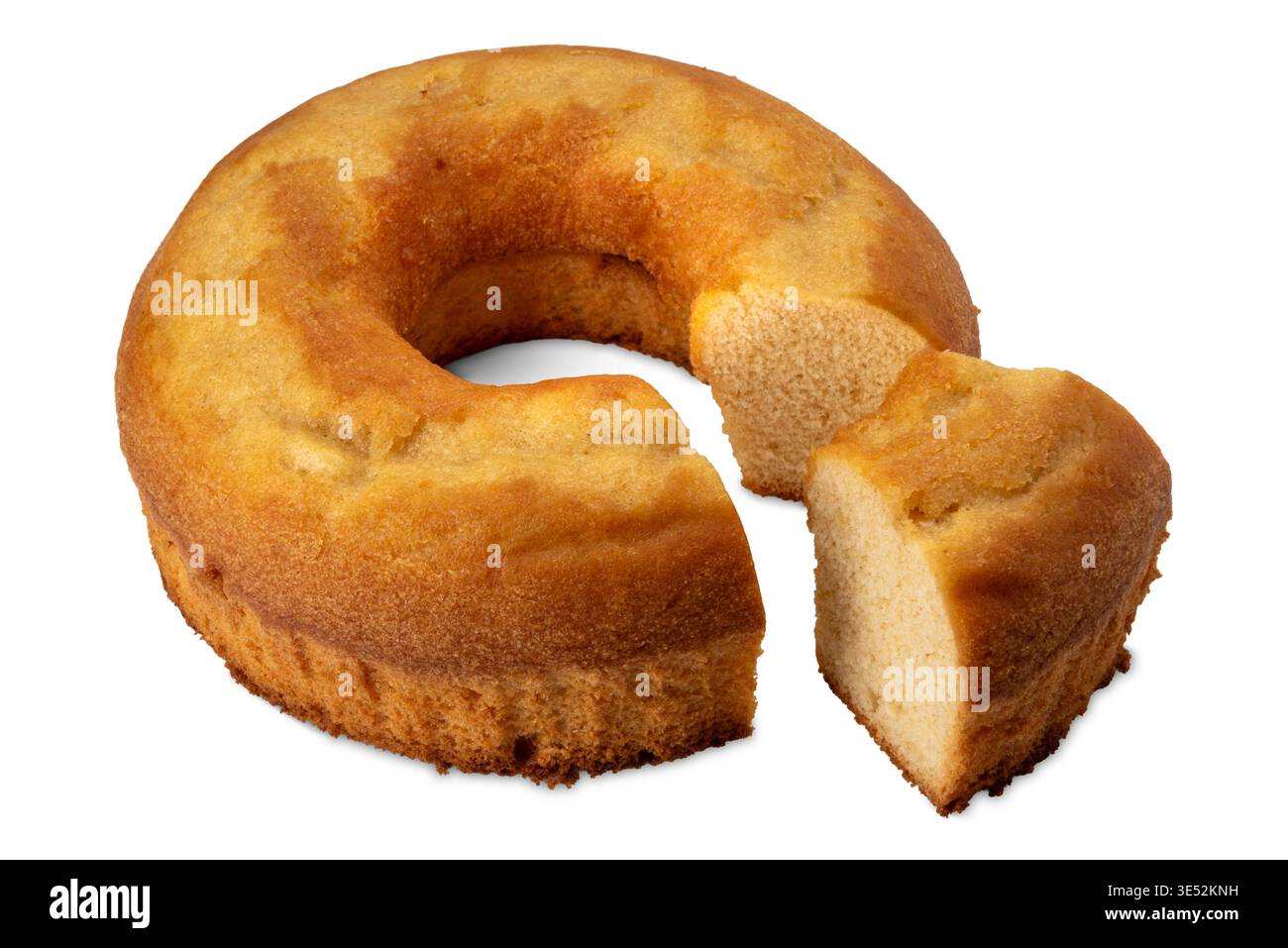 Frisch gebackener Biskuitkuchen mit Scheibe isoliert auf weiß mit Schneidepfad Stockfoto