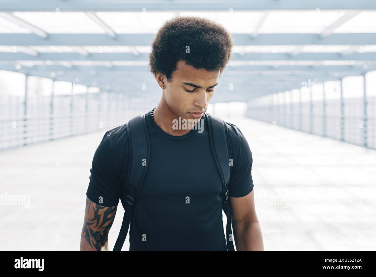 Porträt der jungen Athleten stehen im Tunnel, nach unten schauen. Stockfoto