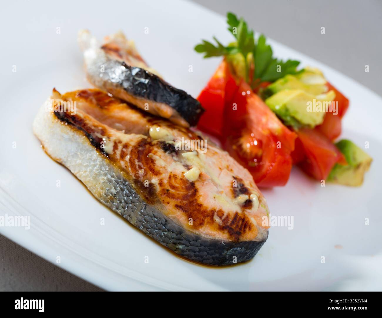 Gegrillte Lachssteaks mit Gemüse Stockfoto