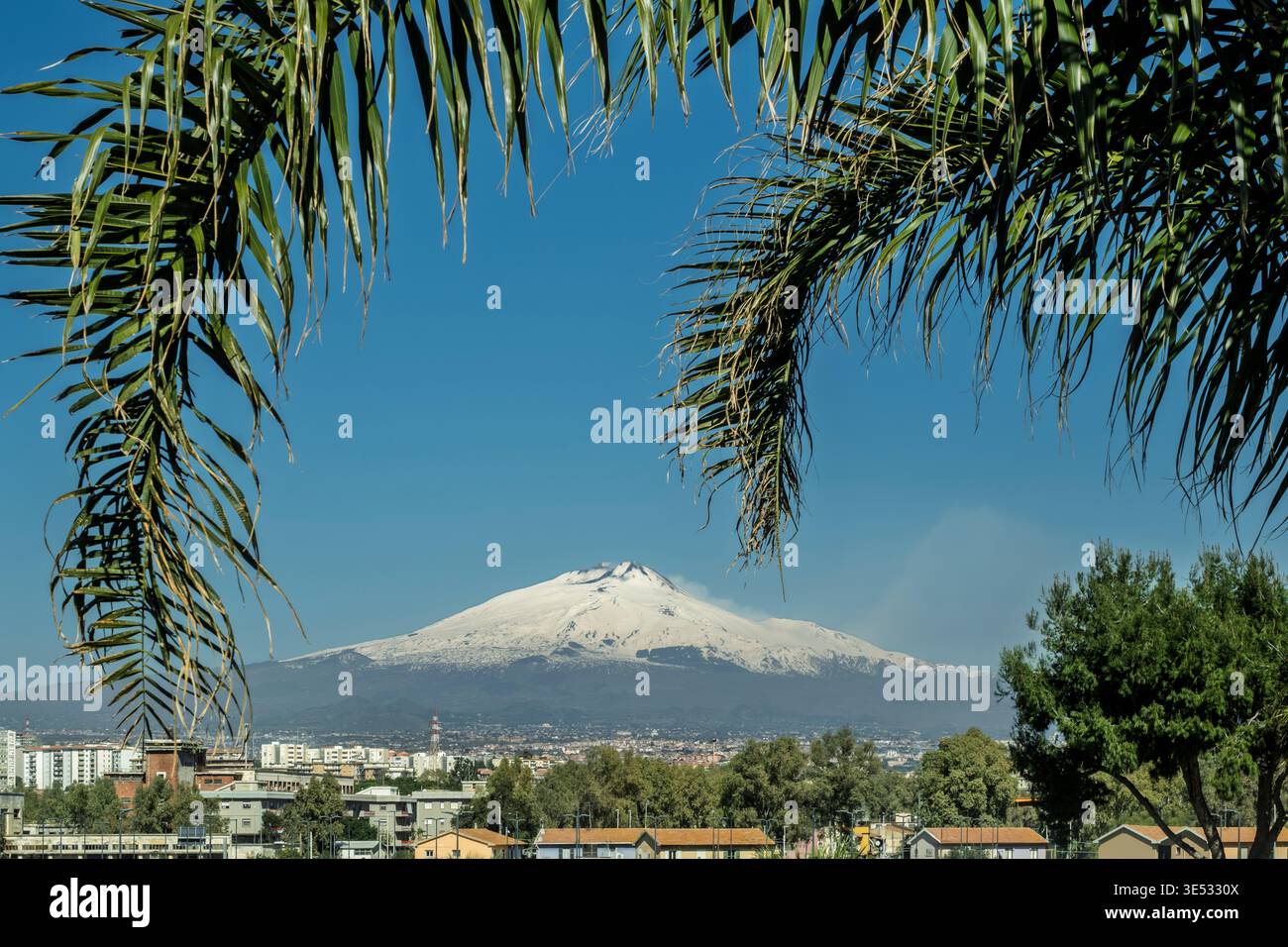 Der Ätna-Vulkan vom Flughafen Catania aus gesehen; Metropolstadt Catania, Sizilien, Italien Stockfoto