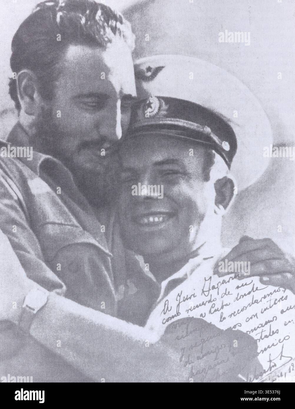 Fidel Castro, der Juri Gagarin während des Besuchs des Kosmonauten in Kuba im Juli 1961 umfasste. Stockfoto