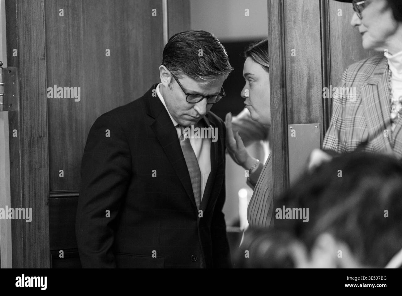 WASHINGTON, D.C., USA — {Januar} {23} {2025}: House Republicans treffen sich, als House Speaker Mike Johnson (R-La.) den Laken Riley Act in der US C unterzeichnet Stockfoto