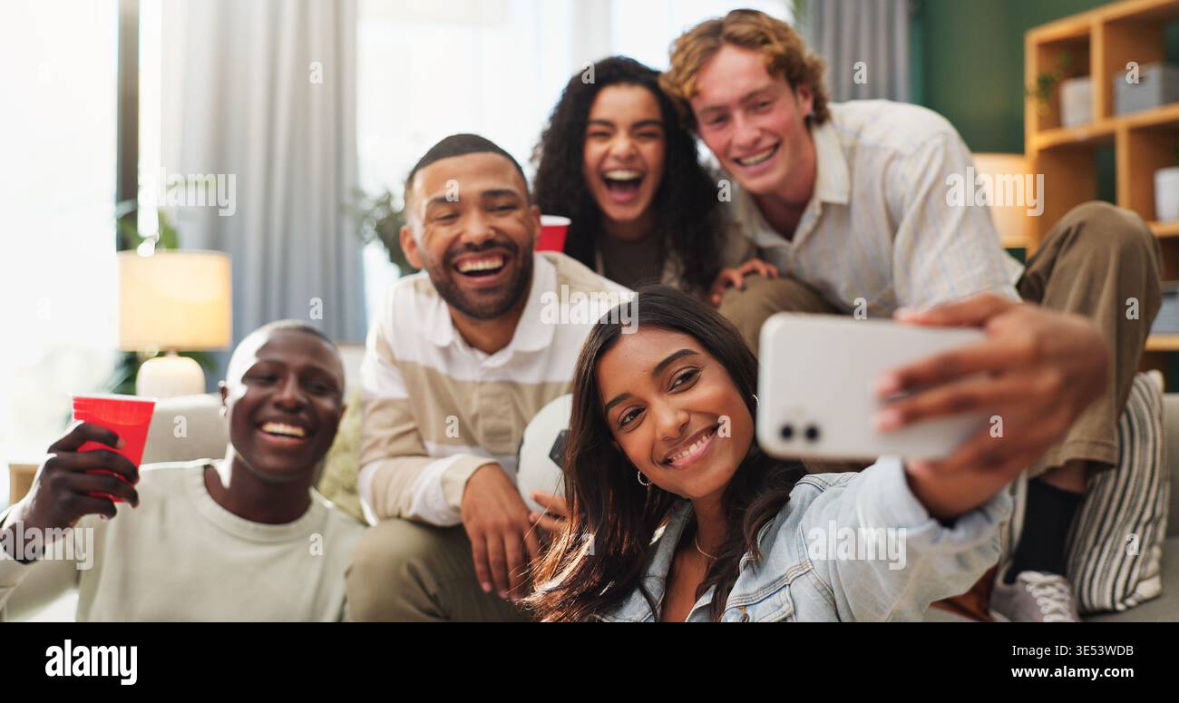 Glückliche Menschen, Freunde und Erinnerungen mit Selfie zu Hause für Live-Fußballspiele, Spiele oder soziale Zusammenkünfte. Begeistert, Gruppen- oder Sportfans mit einem Lächeln für Stockfoto