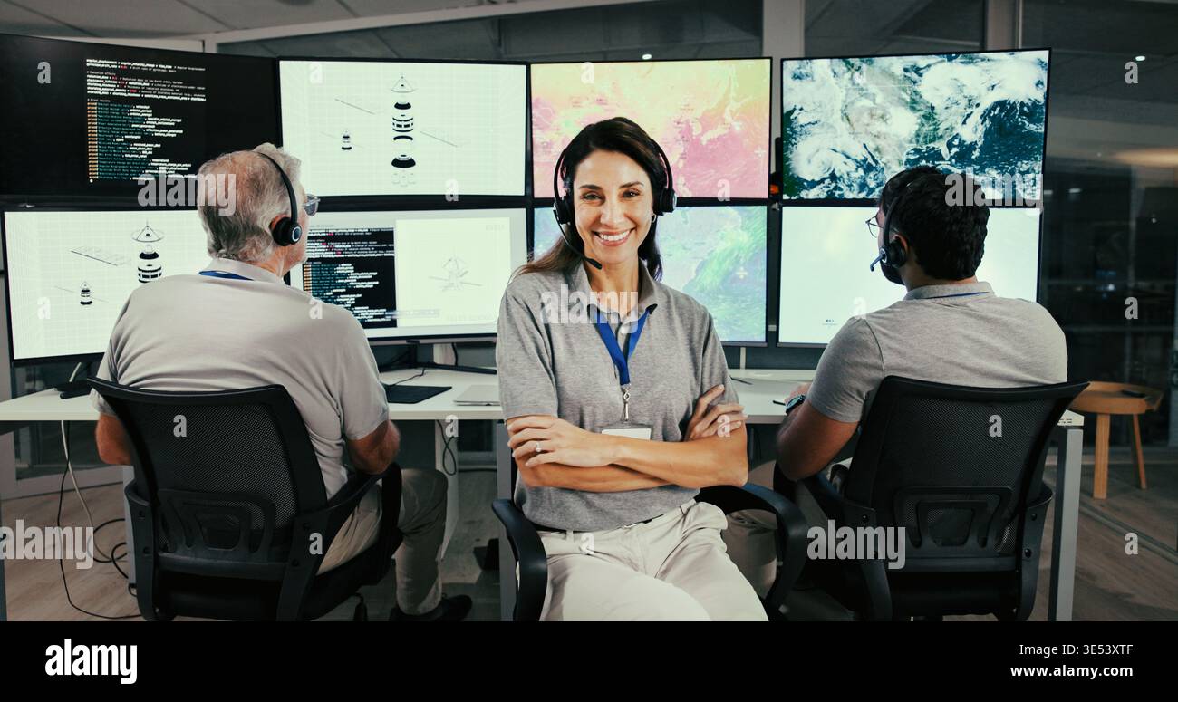 Kontrollraum, Geoanalyst und Frau mit gekreuzten Armen, selbstbewusst und verfolgt die globale Erwärmung. Glückliche, Portrait- und reife Person mit Headset Stockfoto