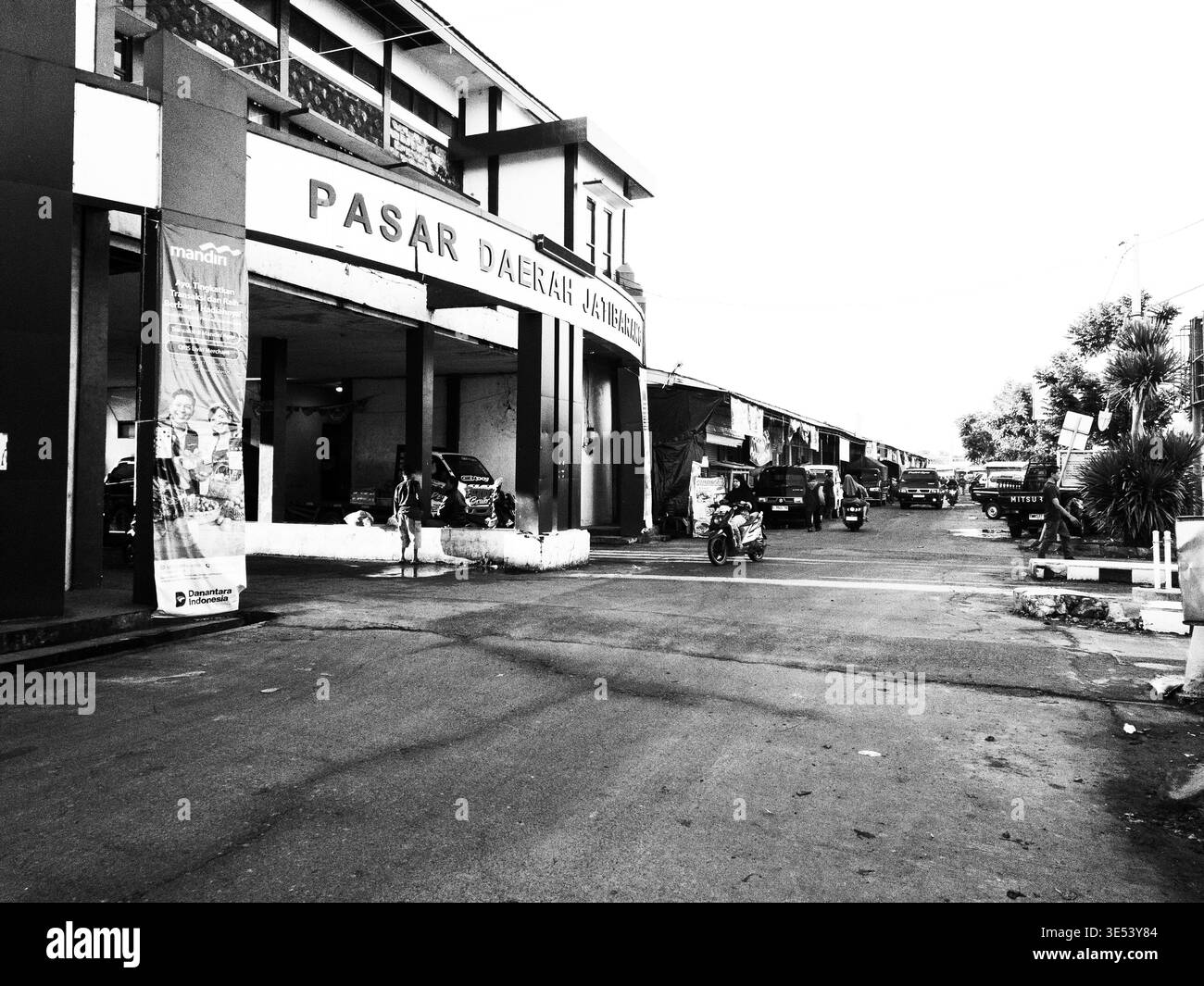 Vormittagsatmosphäre auf dem Indramayu Central Market, West Java, Indonesien - Smartphone-aufgenommenes Stockfoto