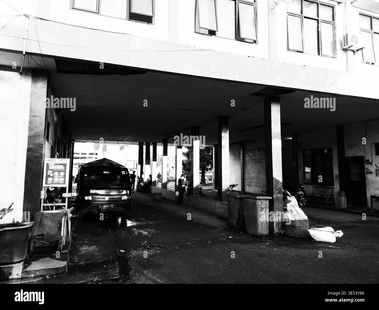 Vormittagsatmosphäre auf dem Indramayu Central Market, West Java, Indonesien - Smartphone-aufgenommenes Stockfoto