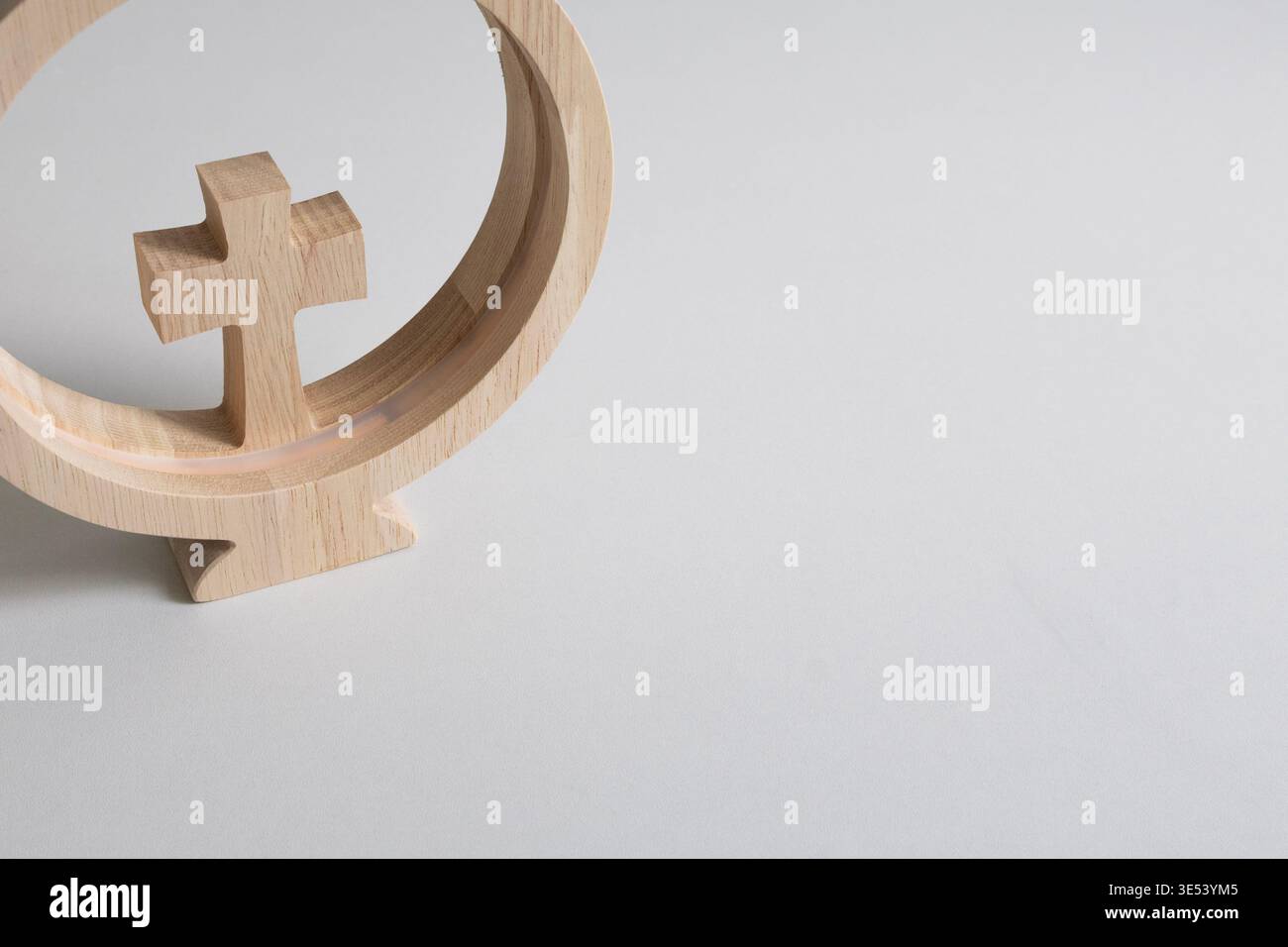 Nahaufnahme Holzkreuz auf weißem Hintergrund, christliches Glaubenssymbol und minimales Spiritualitätskonzept Stockfoto