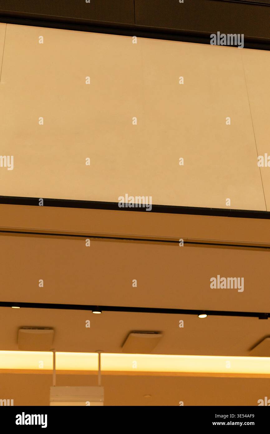 Die Storefront zeigt eine saubere Fassade mit einem Bereich, der für die Platzierung des Logos reserviert ist. Der Platz ist frei von Beschilderungen, die während der da in einem geschäftigen Einkaufsviertel zu sehen sind Stockfoto