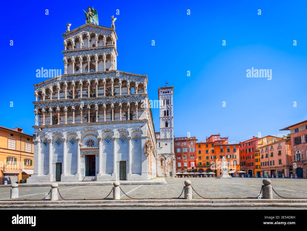 Lucca, Italien. Chiesa di San Michele in Foro, Sommertag mit klarem blauen Himmel in der Toskana. Stockfoto