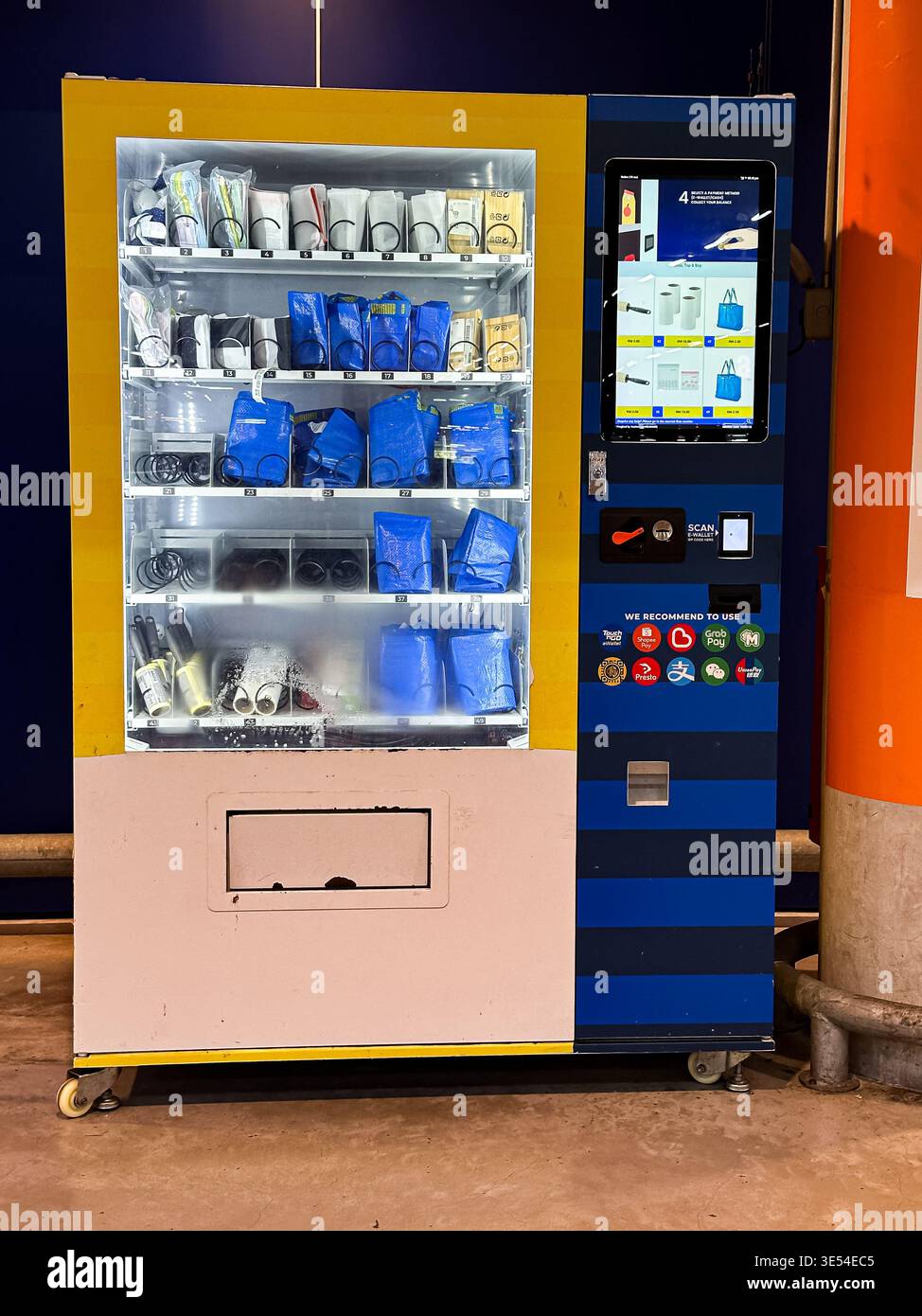 Johor, Malaysia, Arch 10, 2026: IKEA-Automat in Gelb und Blau mit Touchscreen und verschiedenen Artikeln. Stockfoto