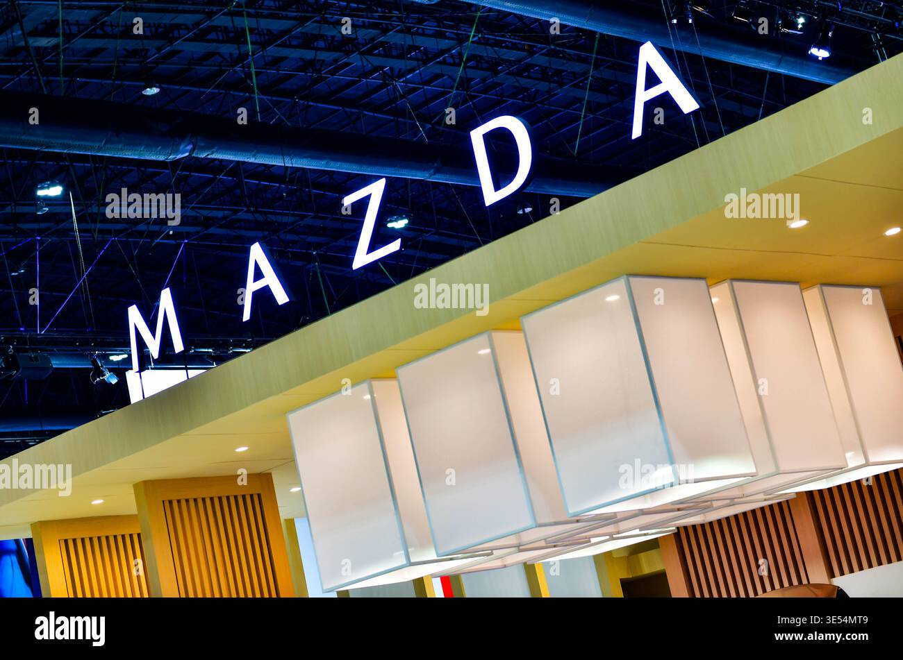 Thailand-26.März 2026: Mazda Logo auf der Bangkok International Motor Show 47, in der IMPACT Challenger Hall, Muang Thong Thani. Stockfoto
