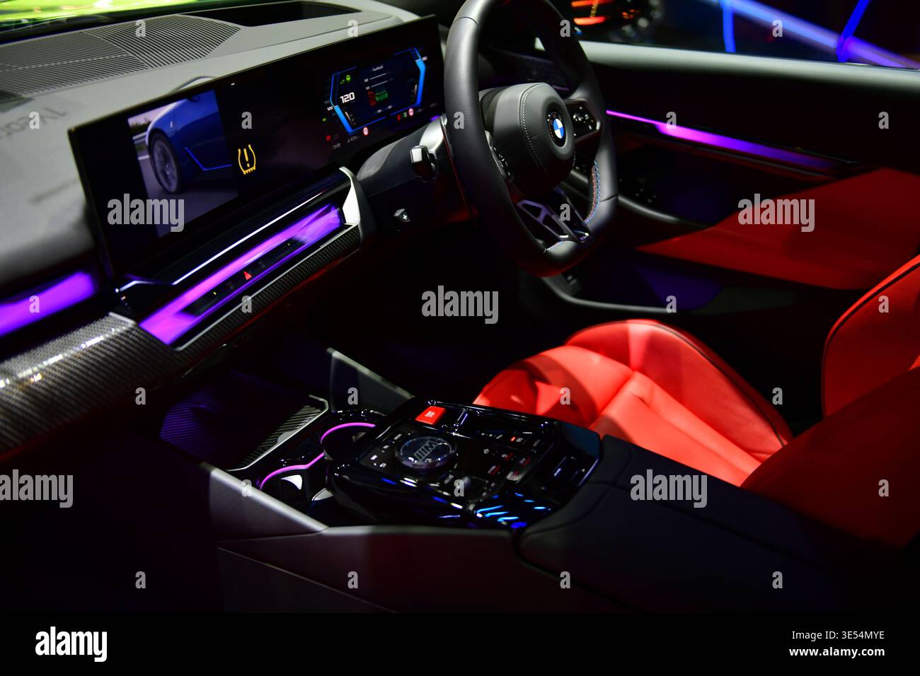 Thailand-26.März 2026: Luxuriöser Innenraum des neuen BMW M5 (G90) mit roten Ledersportsitzen, M Sport Lenkrad mit BMW Interaction Bar.at Stockfoto