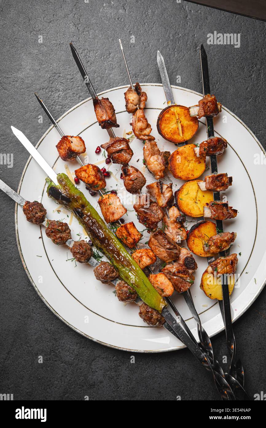 Gegrillte Fleischspieße mit Gemüse auf Teller Stockfoto
