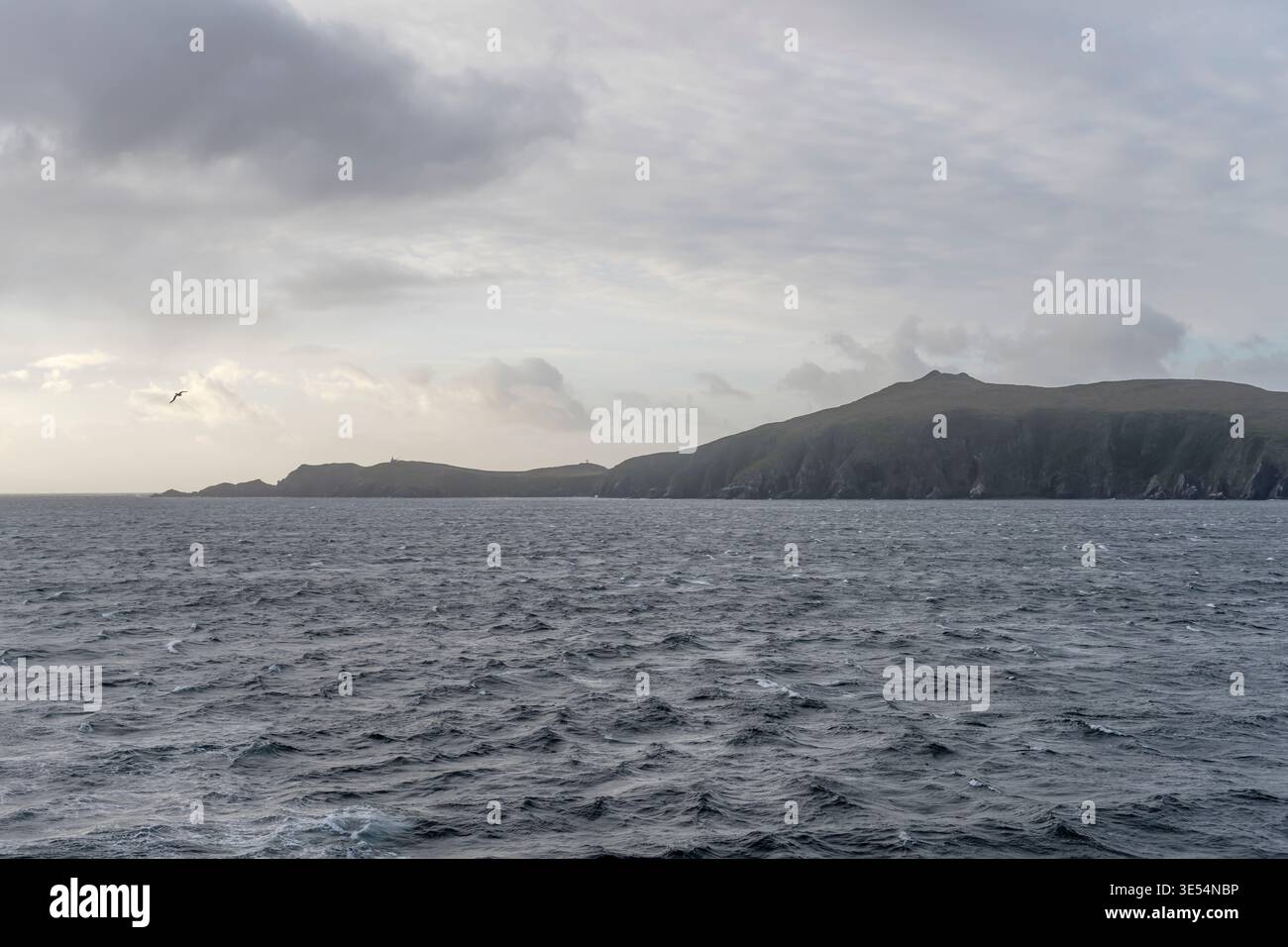 Landschaft mit Espadon cape auf Horn Island von Nordosten, aufgenommen in hellem, wolkigen Sommerlicht nahe Horn Cape auf Wollaston Islands Archipel, Chile Stockfoto