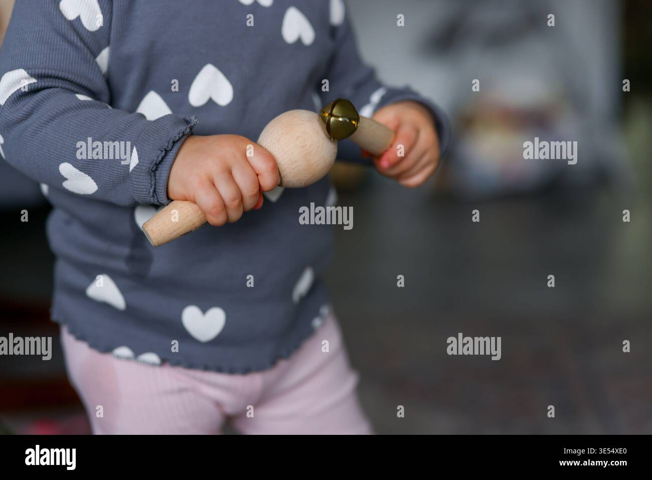 Nahaufnahme eines Kindes mit Holzspielzeug, frühem Lernen und kreativem Spielkonzept. Stockfoto