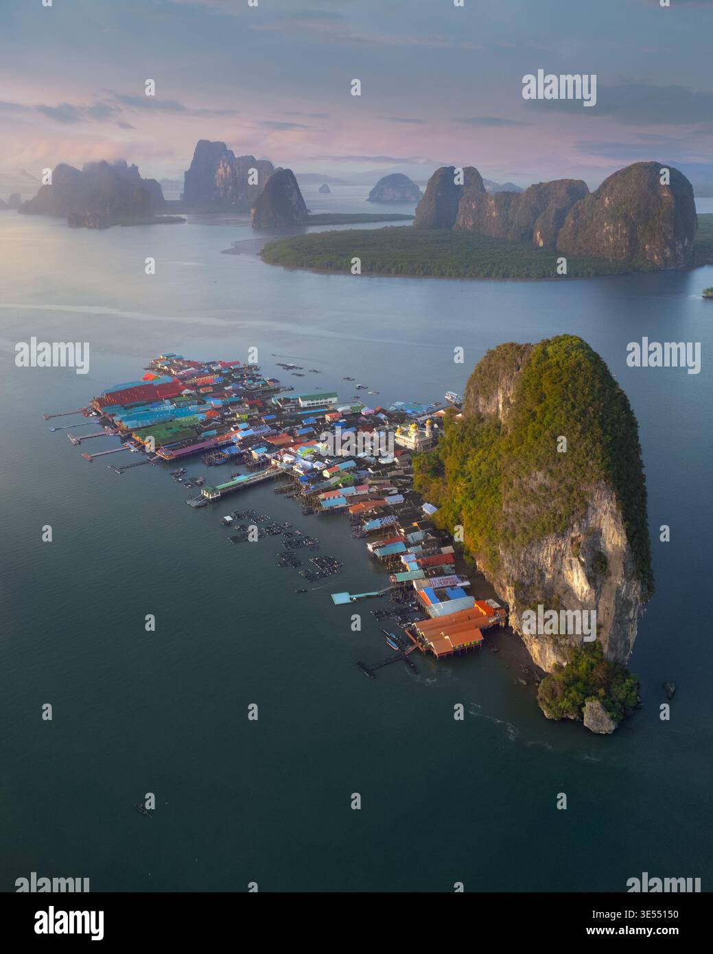 Aus der Vogelperspektive des farbenfrohen schwimmenden Dorfes Ko Panyi, das auf Stelzen neben einer riesigen Kalksteinklippe im Ao Phang Nga Nationalpark Tambon Ko Panyi gebaut wurde, Stockfoto