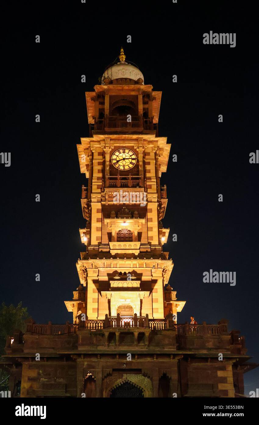 Jodhpur Ghanta Ghar in Rajasthan, Indien, 1909 gegründet - historischer Uhrenturm in der Nähe des Sardar Markts, berühmt für seinen historischen Charme und die Aussicht auf die Stadt. Stockfoto