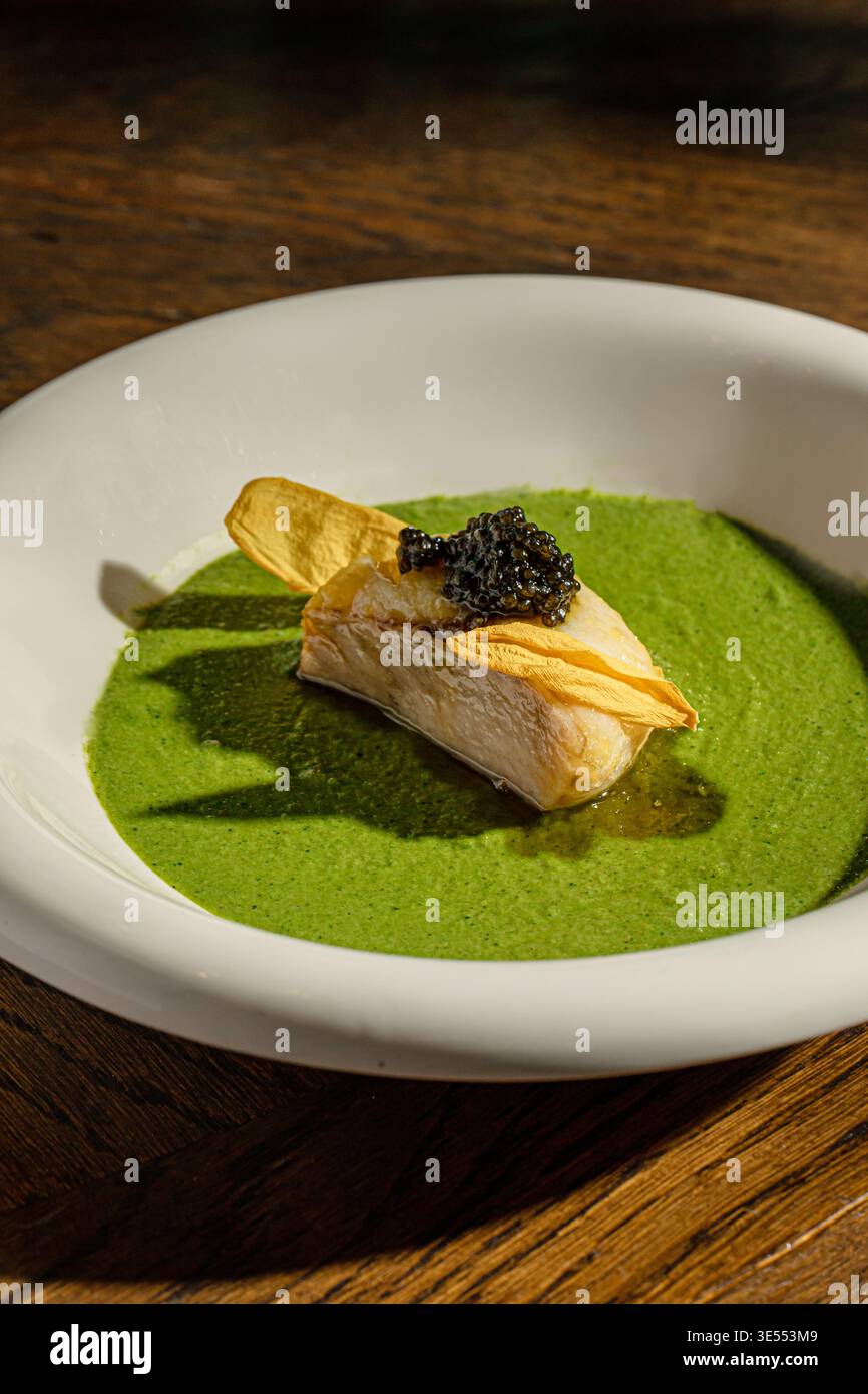 Fischfilet mit grüner Soße und Kaviargarnitur Stockfoto