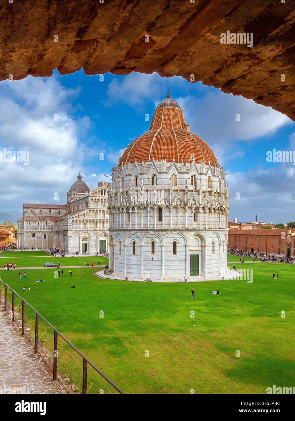 Die wunderbare „Piazza dei Miracoli“ (Platz der Wunder) mit romanischer Kathedrale und gotischem Baptisterium in Pisa, von der mittelalterlichen Stadtmauer aus gesehen Stockfoto