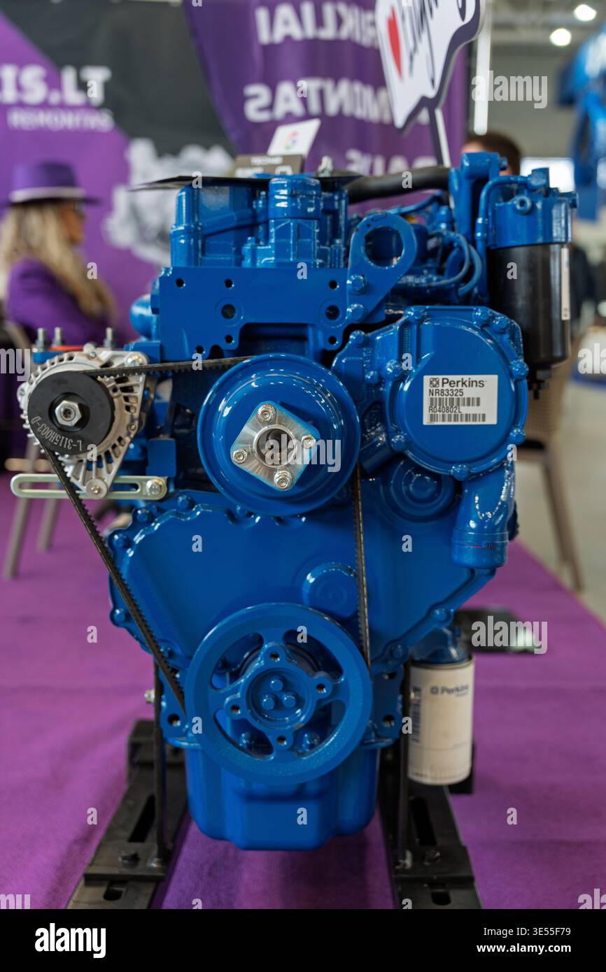 Blauer Perkins-Industriedotor auf einer Messe mit kompaktem Design mit sichtbarer Lichtmaschine, Riemenscheiben und Riemensystem für Stockfoto