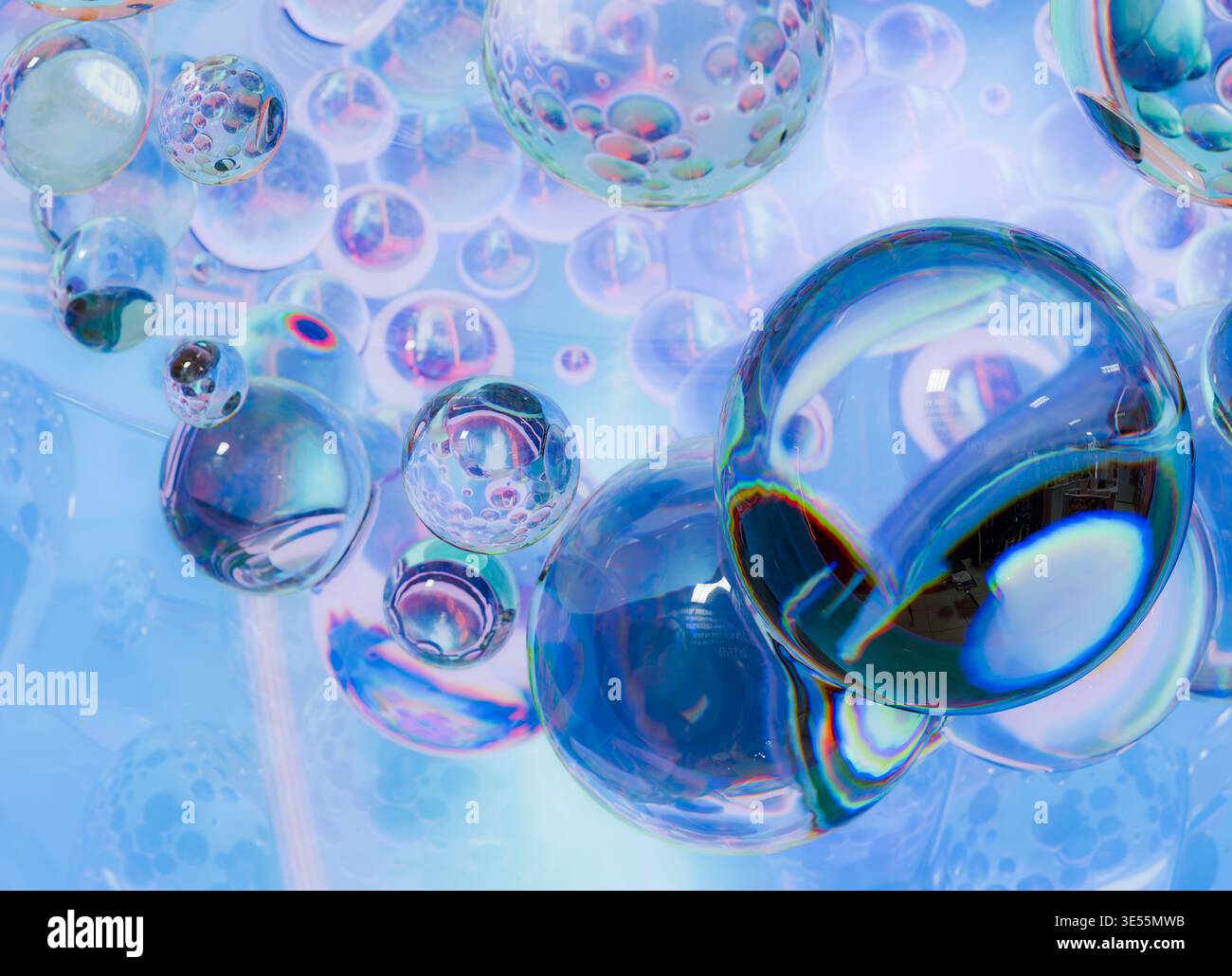 3D-Rendering eines abstrakten Flüssigglas-Clusters, bestehend aus glatten, miteinander verbundenen Blasen mit stark reflektierenden und irisierenden Oberflächen. Stockfoto
