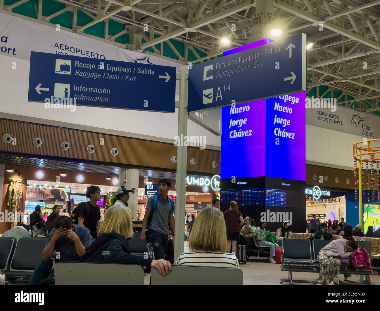 Verwirrendes Schild in der Abfahrtslounge, neuer Jorge Chávez International Airport - Callao, Peru - Smartphone-aufgenommenes Stockfoto