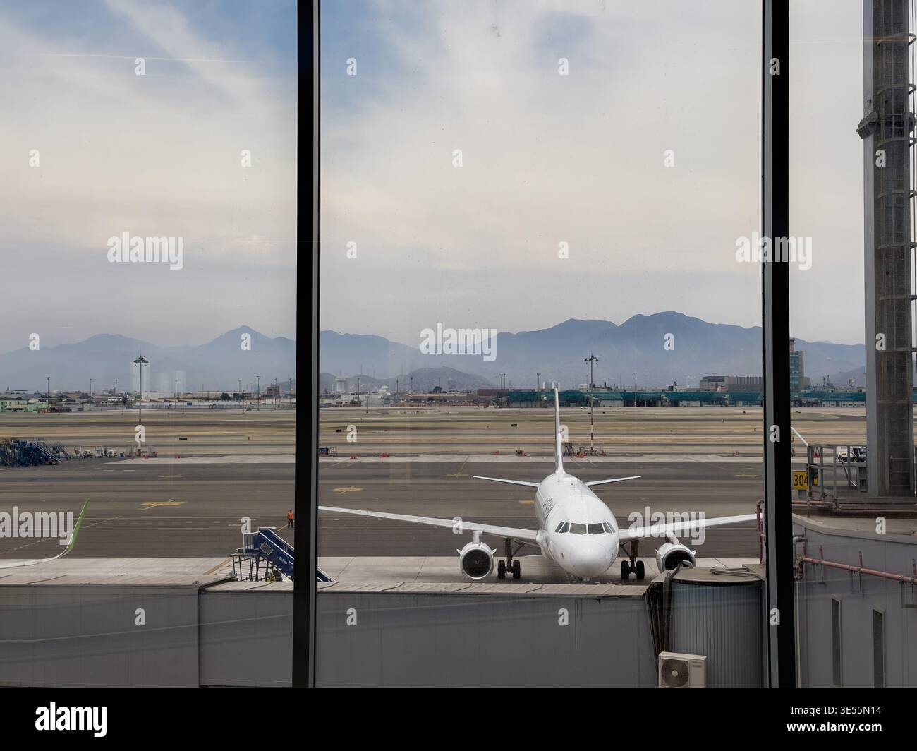 Flugzeug am Abflugsteig, New Jorge Chavez International Airport - Callao, Peru - Smartphone-aufgenommenes Stockfoto