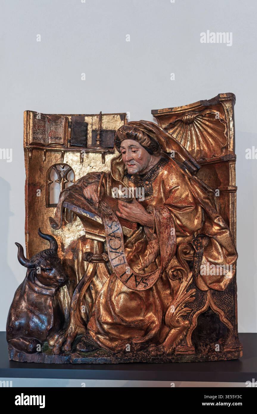 Vergoldete Holzskulptur des heiligen Lukas des Evangelisten, die mit einem Ochsen schreibt, im Nationalen Skulpturenmuseum (Museo Nacional de Escultura), Valladolid. Stockfoto