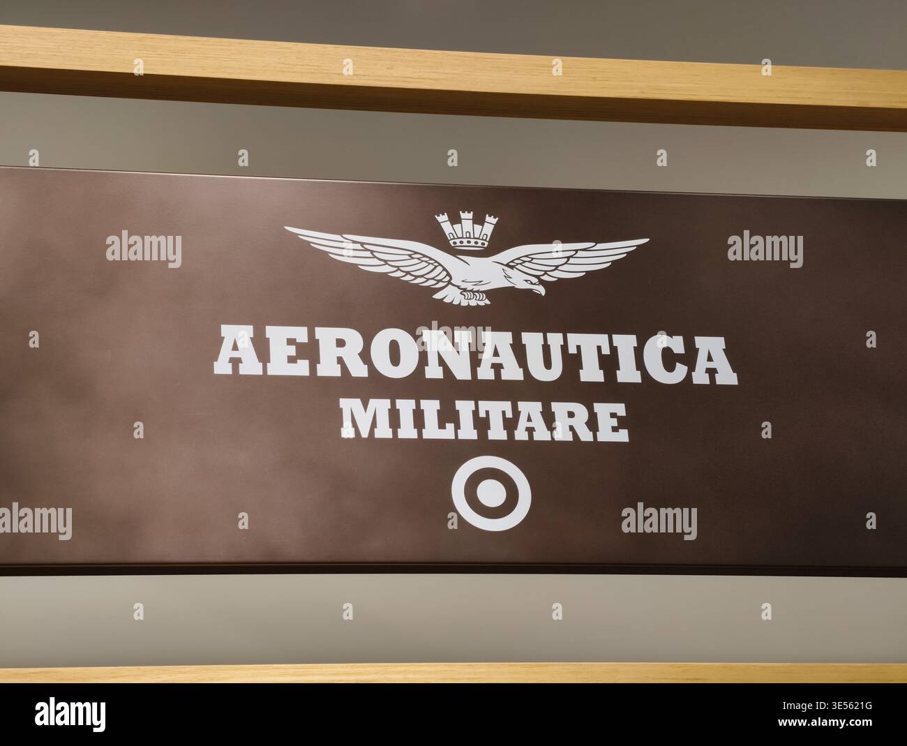 Prag, Tschechische Republik – 31. März 2026: Markenschilder der Aeronautica Militare mit Adleremblem und Logo auf der Tafel im Modegeschäft Stockfoto