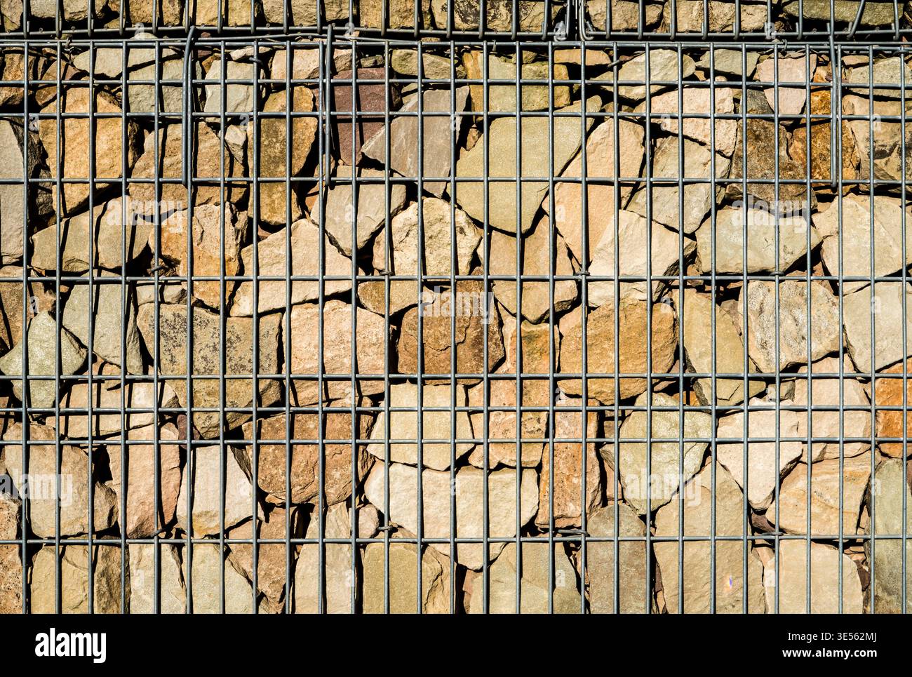 Gabion gefüllt mit Steinen Stockfoto