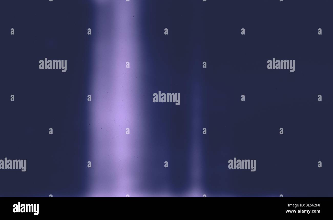 Leck-Effekt in violettem und blauem Licht auf weichem Hintergrund. Abstrakte leuchtende Textur für Overlays, digitales Design und moderne kreative Projekte Stockfoto