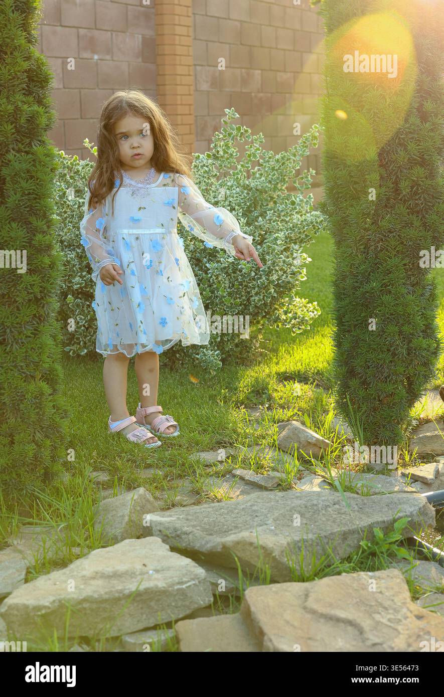 Kind in der Natur in der Nähe des Wassers Stockfoto