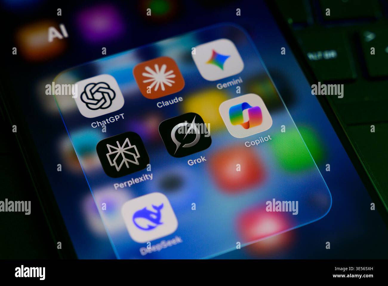 Paris, Frankreich - 30. März 2026: Smartphone-Bildschirm mit „AI“-App-Ordner mit ChatGPT, Claude, Gemini, Perplexity, Grok, Copilot, DeepSeek. Stockfoto