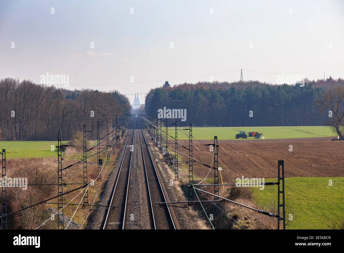 Bahnlinie vom Kölner Stadtzentrum nach Worringen, mit Kölner Dom im Hintergrund, ca. 13 km entfernt, Köln, Deutschland. Bahnstrecke vom Koel Stockfoto