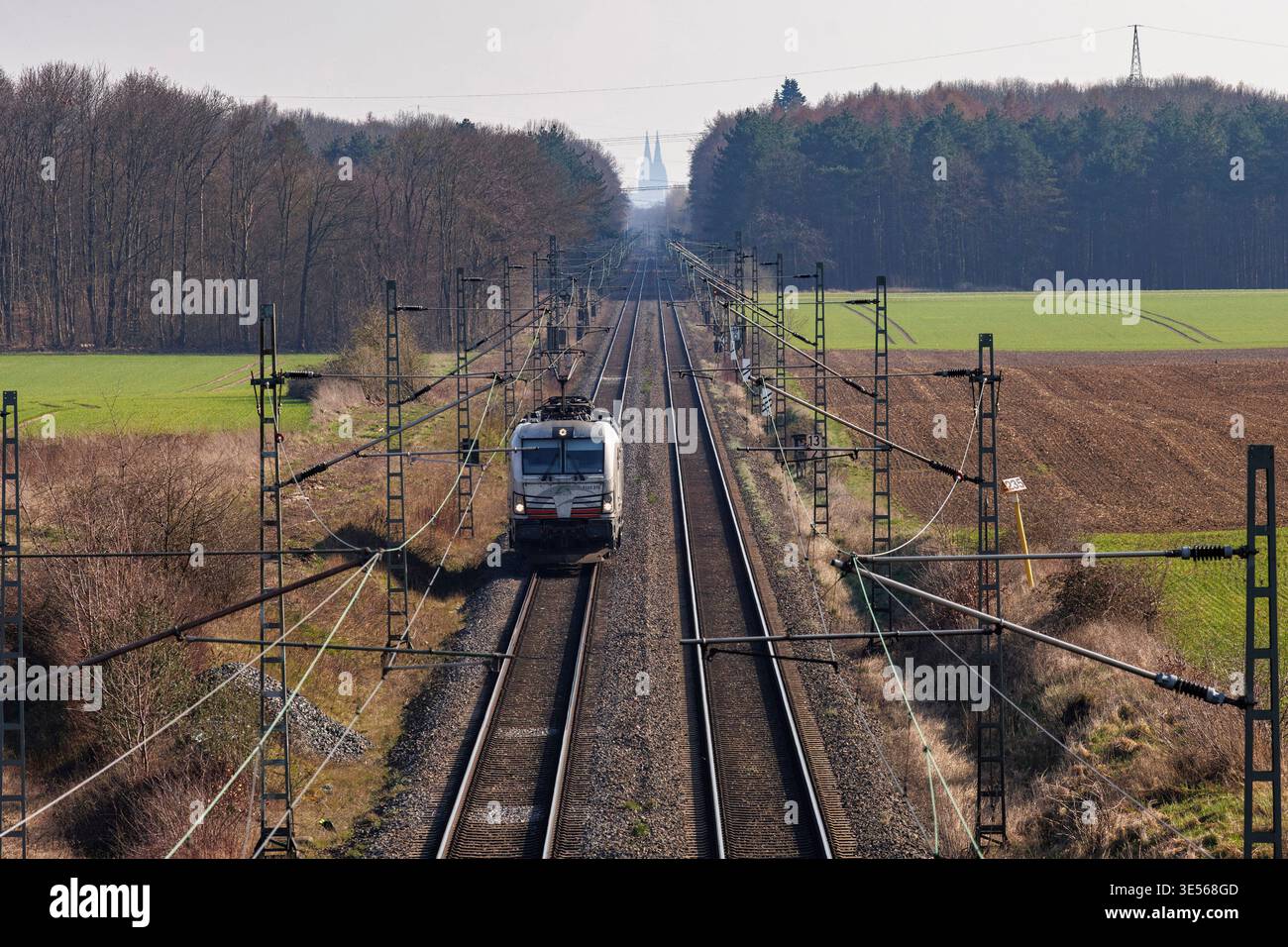 Eine Lokomotive auf der Bahnstrecke von Köln Stadtzentrum nach Worringen, mit Kölner Dom im Hintergrund, ca. 13 km entfernt, Köln. Stockfoto