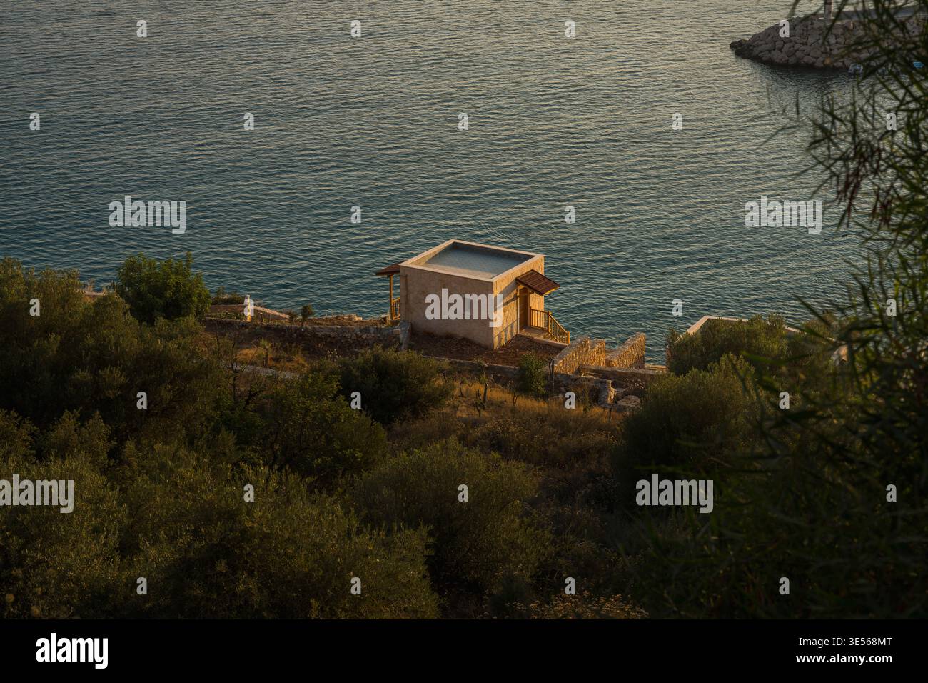 Steinhaus am Meer zur Golden Hour Stockfoto