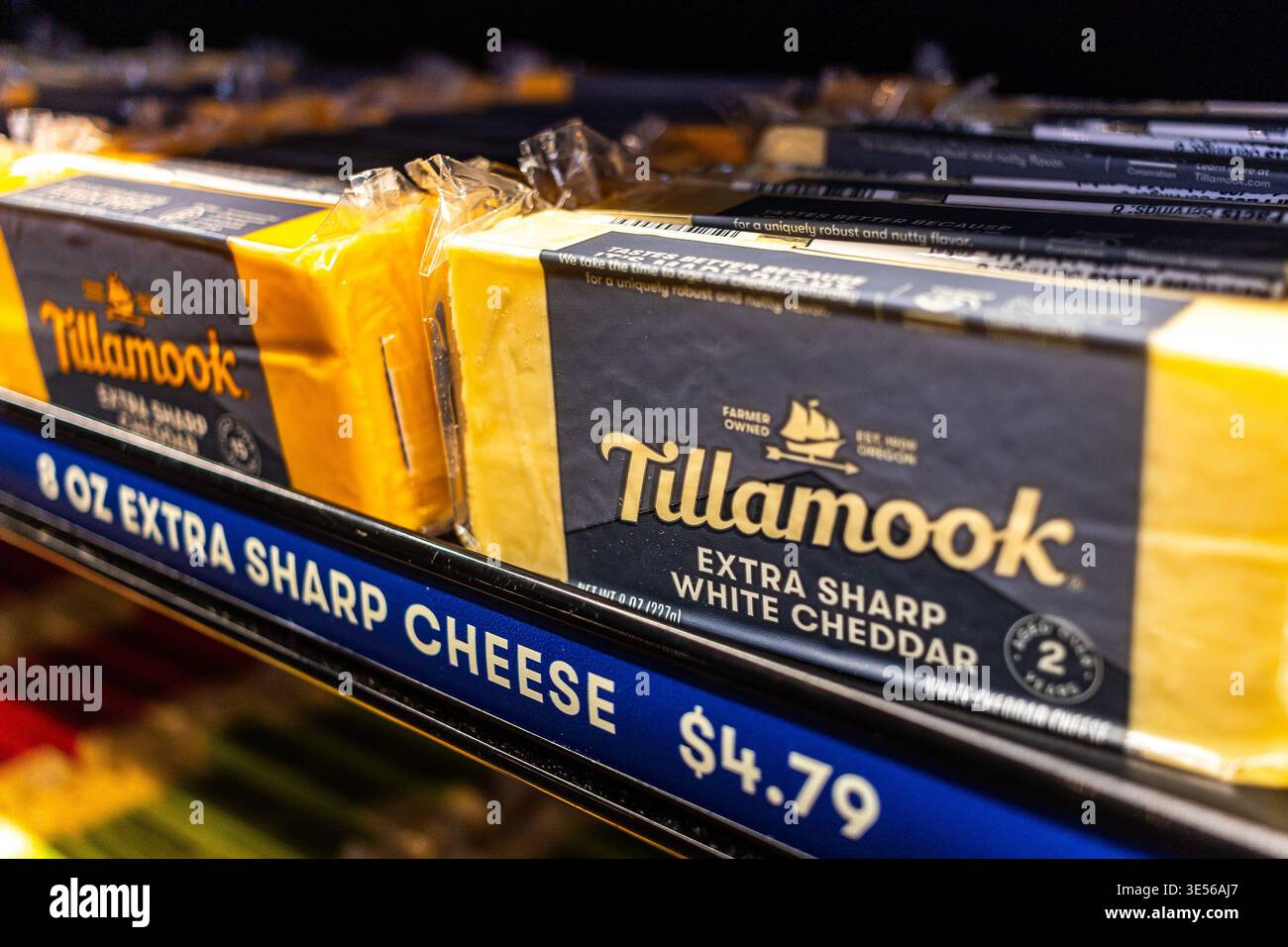 Blöcke mit extra scharfem weißem Cheddar-Käse der Marke Tillamook zum Verkauf in einem Regal in einem Lebensmittelgeschäft, Tillamook-Käse-Nahaufnahme Stockfoto