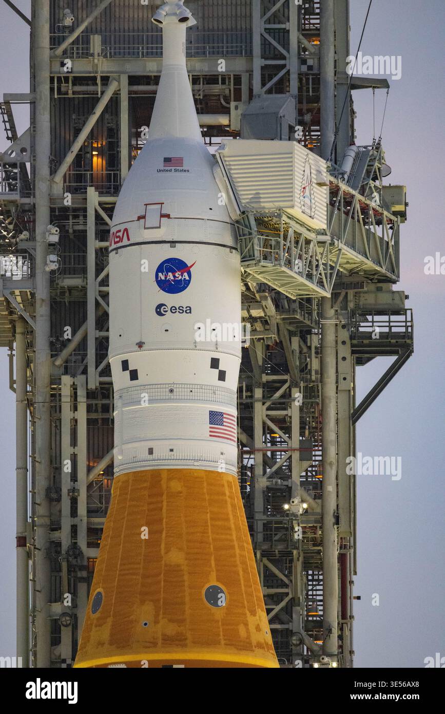 Aus mehreren Blickwinkeln auf der Süd- und Ostseite des Startkomplexes 39B L-1 am Tag vor dem historischen Startversuch der NASA Artemis II während des letzten Fernkameraaufbaus um die LC-39B am 31. März 2026. (Foto: Scott Schilke/SipaUSA) Stockfoto