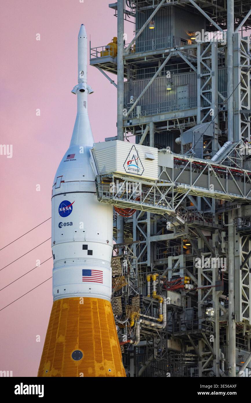 Aus mehreren Blickwinkeln auf der Süd- und Ostseite des Startkomplexes 39B L-1 am Tag vor dem historischen Startversuch der NASA Artemis II während des letzten Fernkameraaufbaus um die LC-39B am 31. März 2026. (Foto: Scott Schilke/SipaUSA) Stockfoto