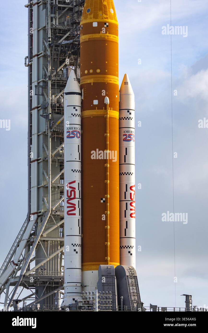 Aus mehreren Blickwinkeln auf der Süd- und Ostseite des Startkomplexes 39B L-1 am Tag vor dem historischen Startversuch der NASA Artemis II während des letzten Fernkameraaufbaus um die LC-39B am 31. März 2026. (Foto: Scott Schilke/SipaUSA) Stockfoto