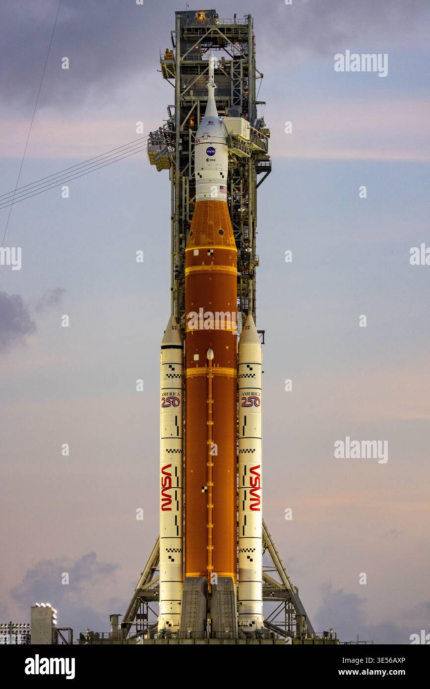 Aus mehreren Blickwinkeln auf der Süd- und Ostseite des Startkomplexes 39B L-1 am Tag vor dem historischen Startversuch der NASA Artemis II während des letzten Fernkameraaufbaus um die LC-39B am 31. März 2026. (Foto: Scott Schilke/SipaUSA) Stockfoto