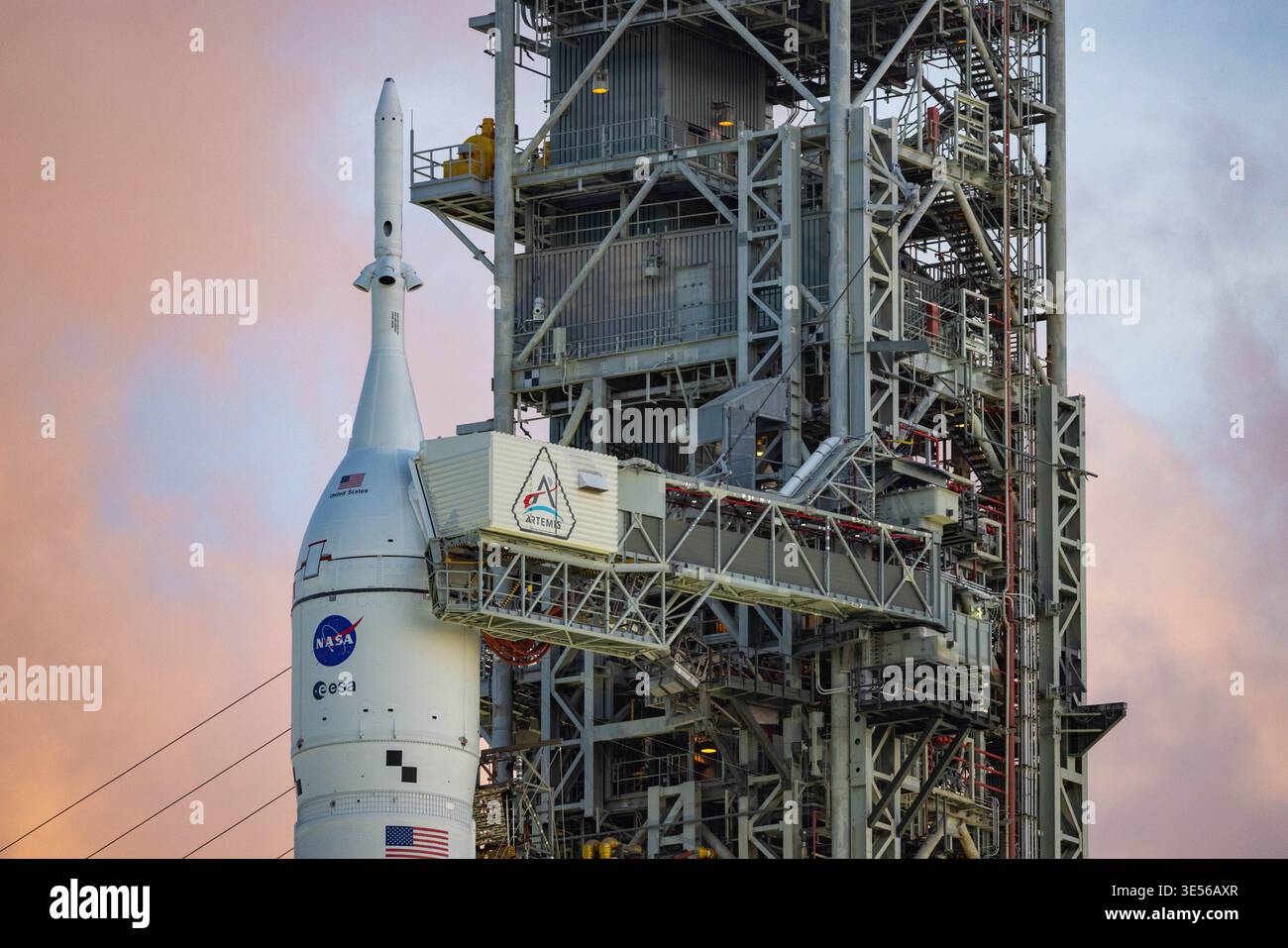Aus mehreren Blickwinkeln auf der Süd- und Ostseite des Startkomplexes 39B L-1 am Tag vor dem historischen Startversuch der NASA Artemis II während des letzten Fernkameraaufbaus um die LC-39B am 31. März 2026. (Foto: Scott Schilke/SipaUSA) Stockfoto