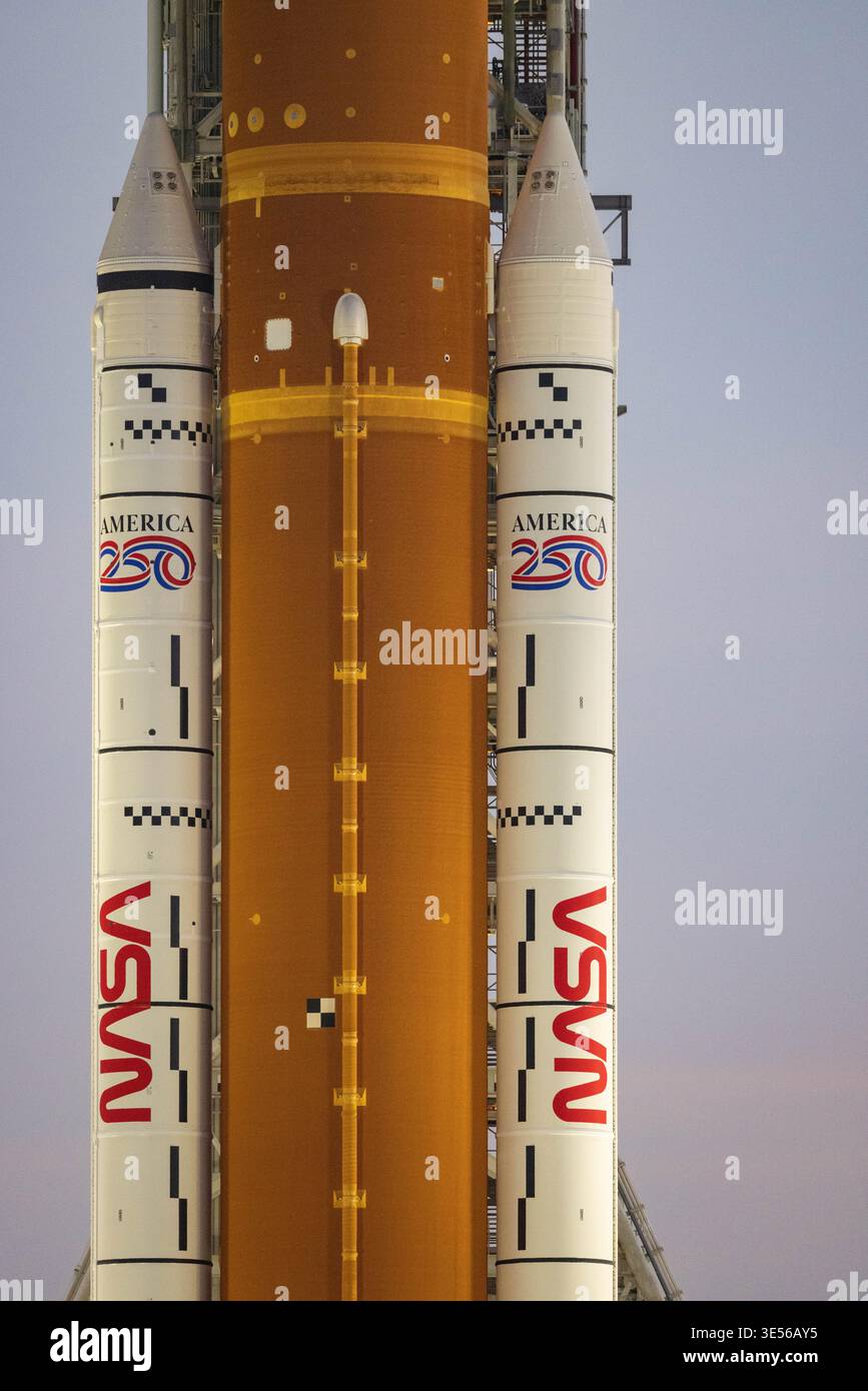 Aus mehreren Blickwinkeln auf der Süd- und Ostseite des Startkomplexes 39B L-1 am Tag vor dem historischen Startversuch der NASA Artemis II während des letzten Fernkameraaufbaus um die LC-39B am 31. März 2026. (Foto: Scott Schilke/SipaUSA) Stockfoto