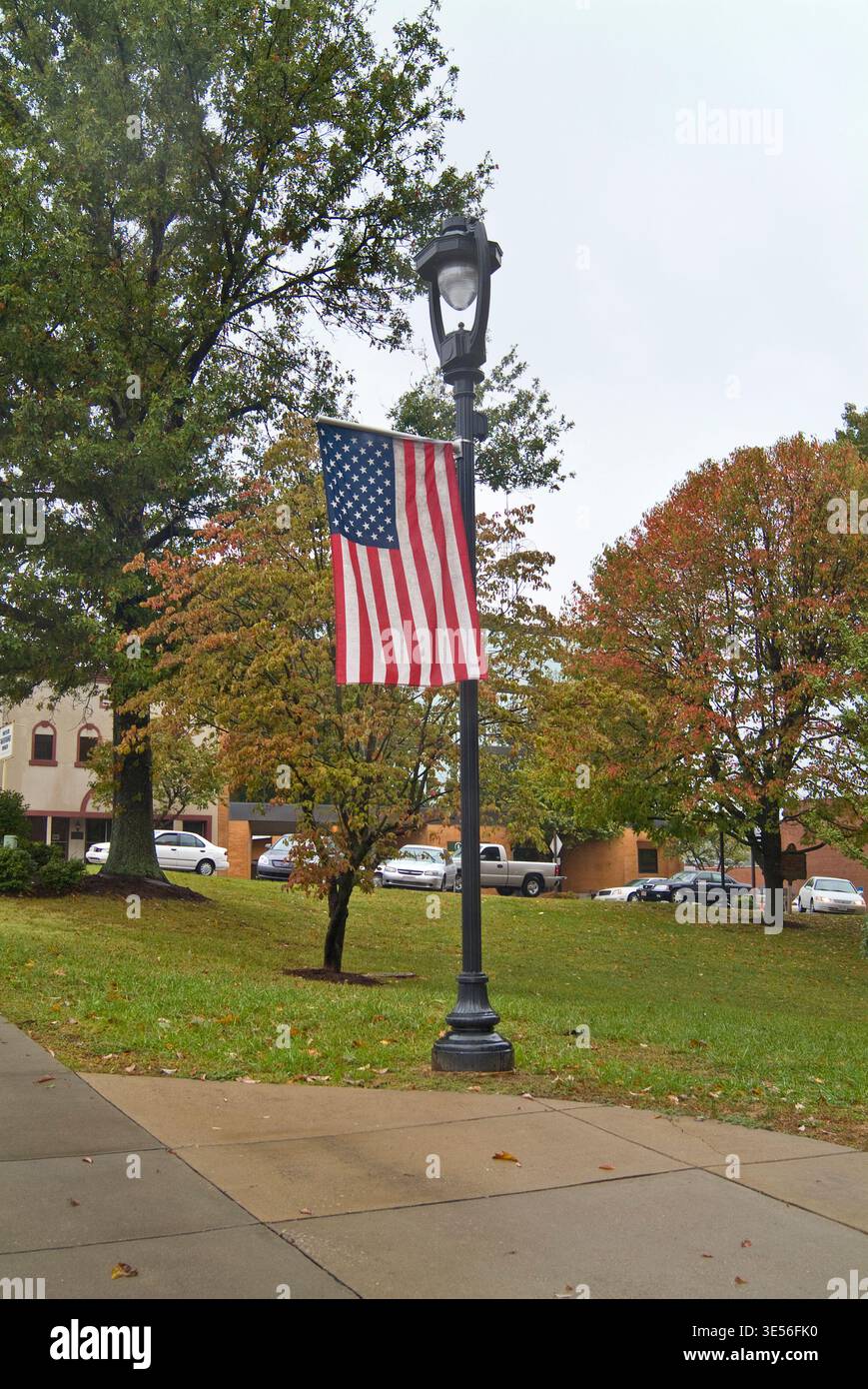 Lampenpfosten mit amerikanischer Flagge in einer Kleinstadt im Westen von Kentucky, USA Stockfoto
